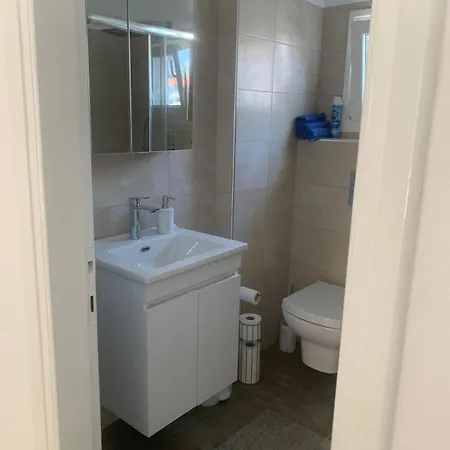 Gemuetliche Drei Erdgeschosswohnung Mit Wohnkueche Und Balkon * Nea Karvali