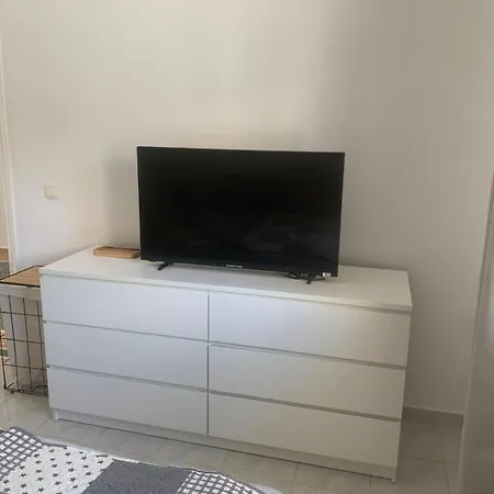Gemuetliche Drei Erdgeschosswohnung Mit Wohnkueche Und Balkon Apartment Nea Karvali