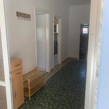 Apartment Gemuetliche Drei Erdgeschosswohnung Mit Wohnkueche Und Balkon Nea Karvali