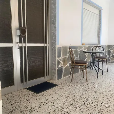 Gemuetliche Drei Erdgeschosswohnung Mit Wohnkueche Und Balkon Apartment Nea Karvali