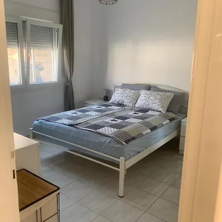 Gemuetliche Drei Erdgeschosswohnung Mit Wohnkueche Und Balkon Nea Karvali