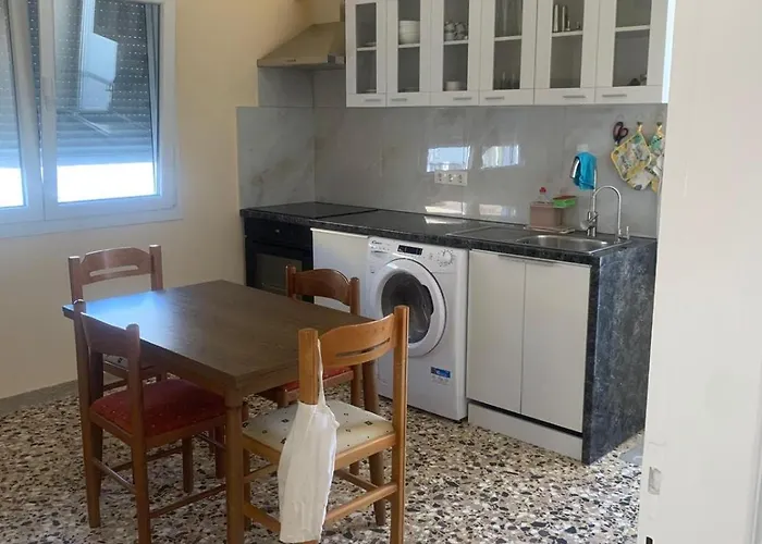 Gemuetliche Drei Erdgeschosswohnung Mit Wohnkueche Und Balkon Appartement Nea Karvali