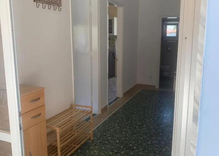 Appartement Gemuetliche Drei Erdgeschosswohnung Mit Wohnkueche Und Balkon Nea Karvali